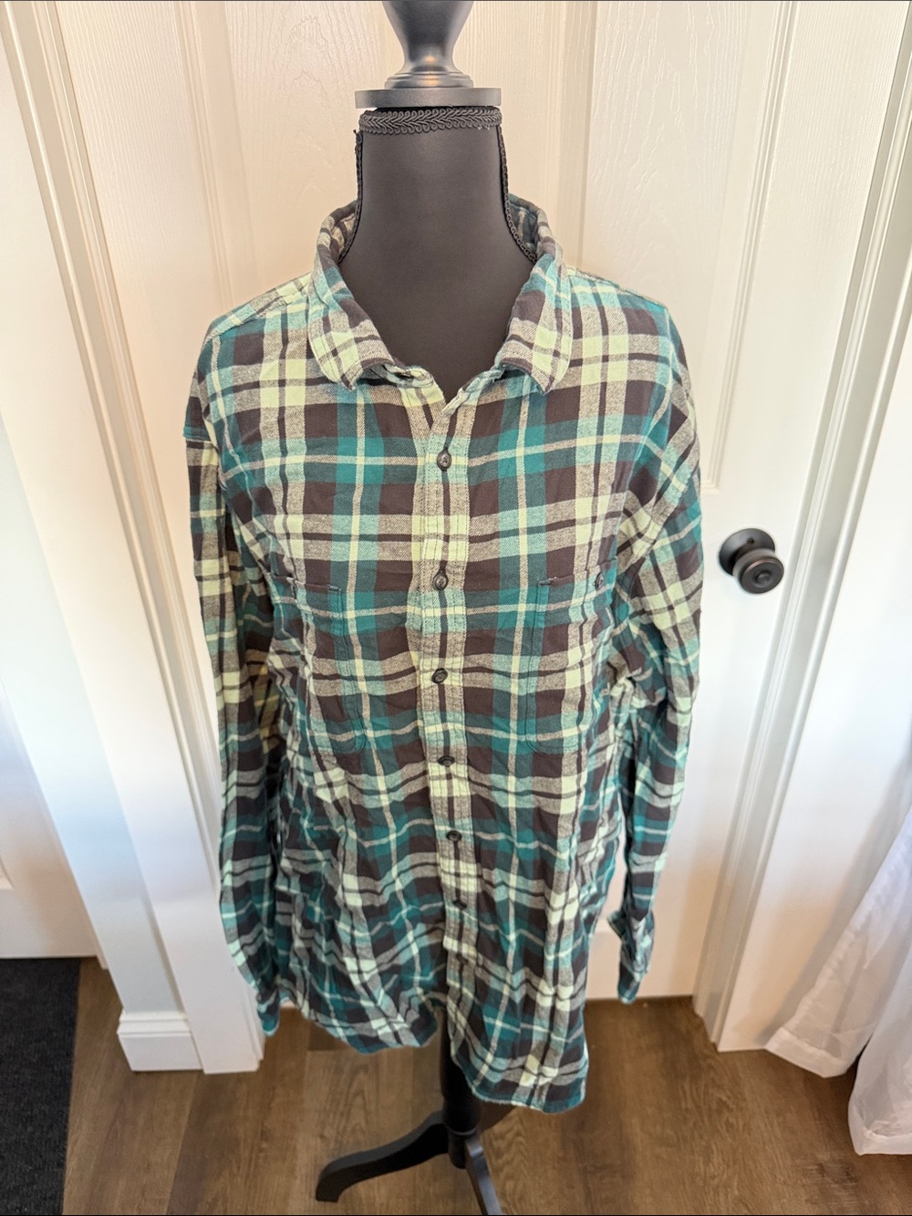 Casual Plaid Button-Down Shirt in Teal and Cream